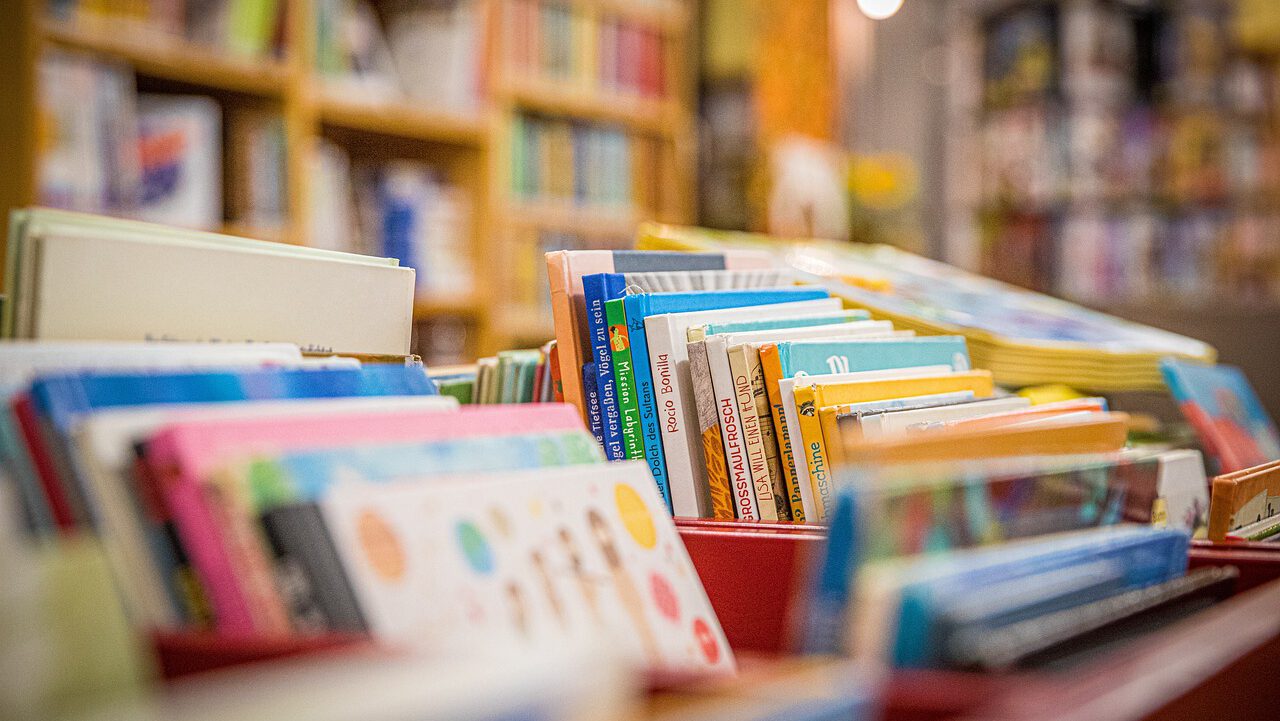Regal mit Kinderbüchern in einer Bibliothekt