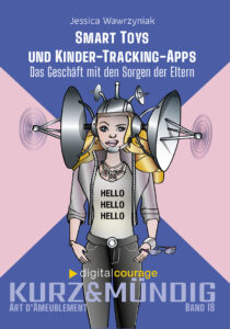 Cover des Mini-Buchs "Smart Toys und Kinder-Tracking-Apps: Das Geschäft mit den Sorgen von Eltern". Abgebildet ist eine puppenähnlich aussehende Fraz, die statt Ohren große Satellitenschüsseln hat. Auf ihrem T-Shirt steht "Hello, Hello, Hello" in Anlehnung an sprechende Puppen und die von Digitalcourage mit einem Negativpreis ausgezeichnete sprechende und lauschende "Hello Barbie"