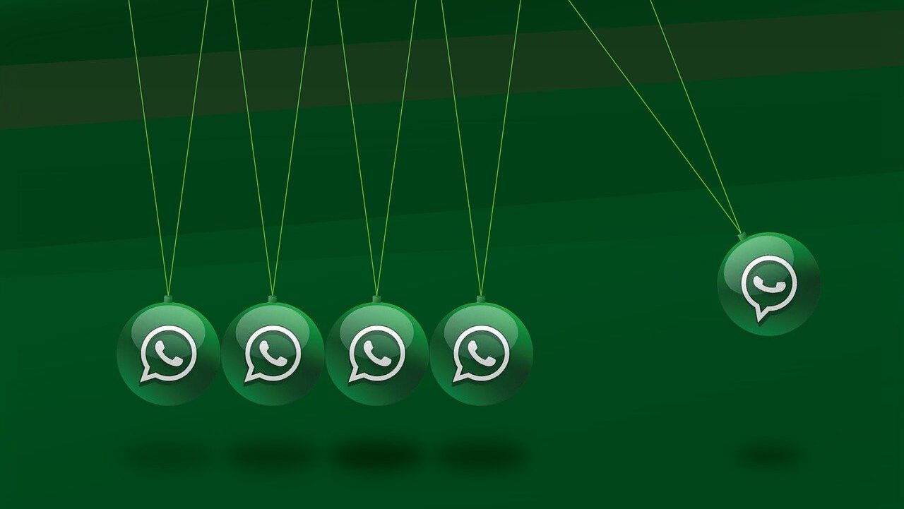 WhatsApp-Logo-Pendel: Kugeln mit WhatsApp-Logos stoßen sich gegenseitig an