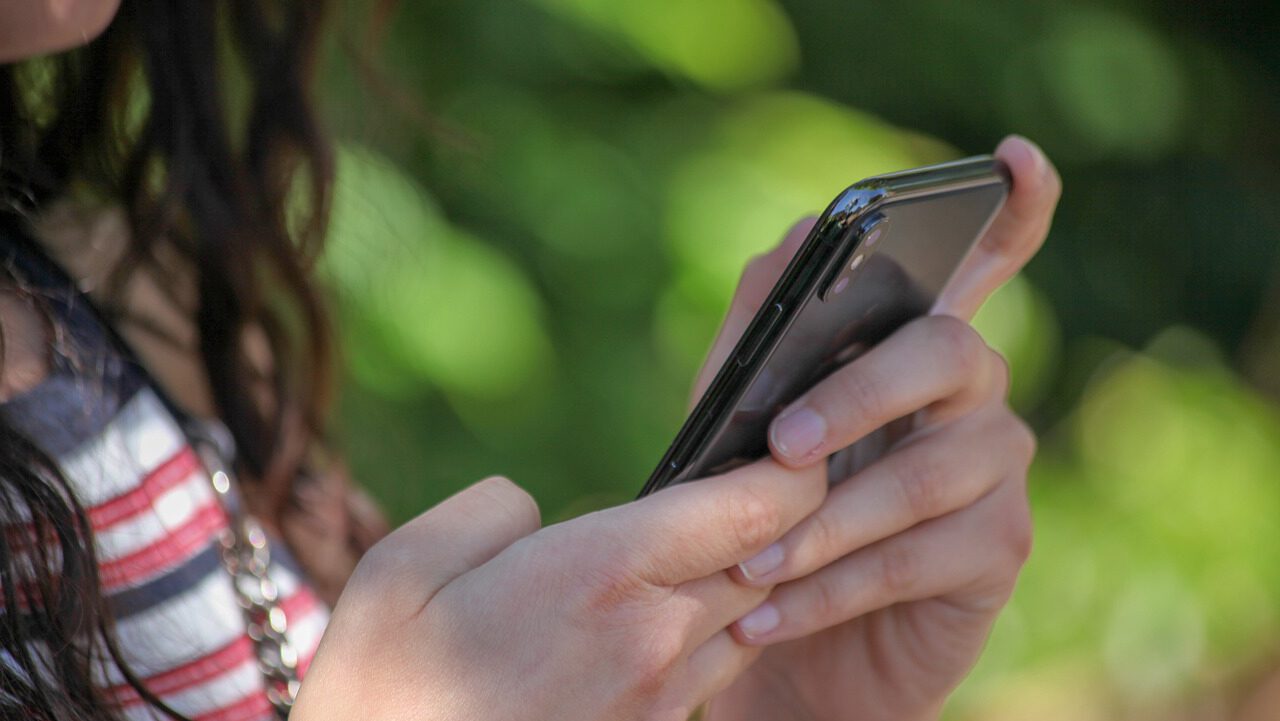 Mädchen hält ein Smartphone