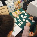 Zwei Mädchen spielen das Datenschutz-Memory
